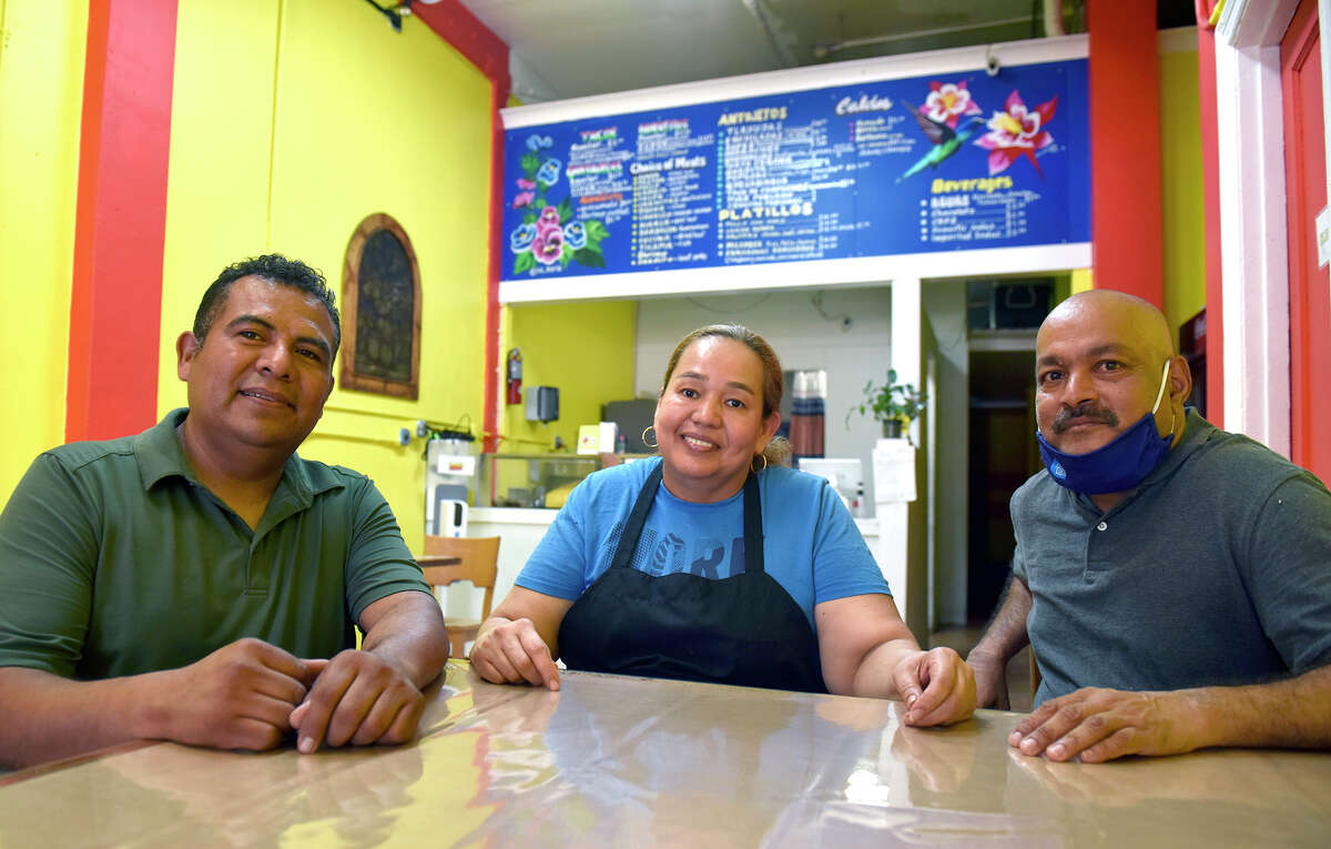 Miembros del personal de La Oaxaqueña, de izquierda a derecha: el propietario Alfredo Ramos, la cocinera Roxana Chicas y el chef Harry Persaud, fotografiados dentro de su restaurante el miércoles 7 de septiembre de 2022.