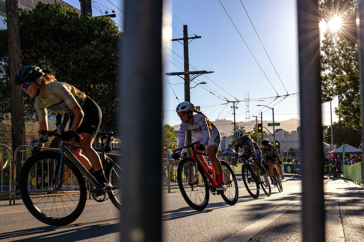 Los ciclistas de Mission Crit dan la vuelta en 17th Street durante una ronda de clasificación WTFNB (mujeres, trans, femme, no binarias) el 3 de septiembre de 2022.