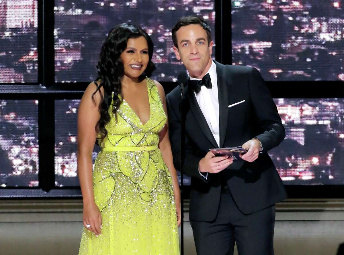 Mindy Kaling y BJ Novak hablan en el escenario durante la 74.ª entrega anual de los Premios Primetime Emmy celebrada en el Teatro Microsoft el 12 de septiembre de 2022.