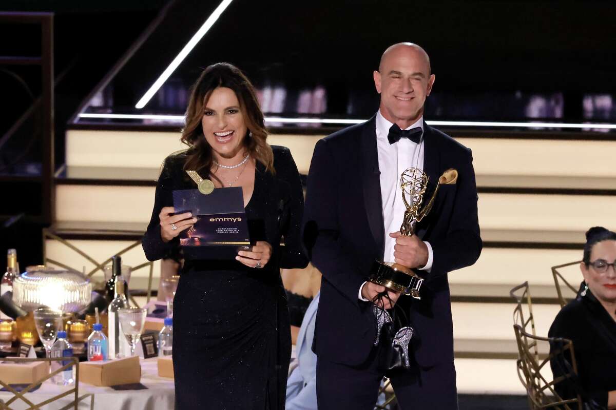 Mariska Hargitay y Christopher Meloni hablan en el escenario durante la 74ª edición de los Primetime Emmy en Microsoft Theatre el 12 de septiembre de 2022 en Los Ángeles, California. 