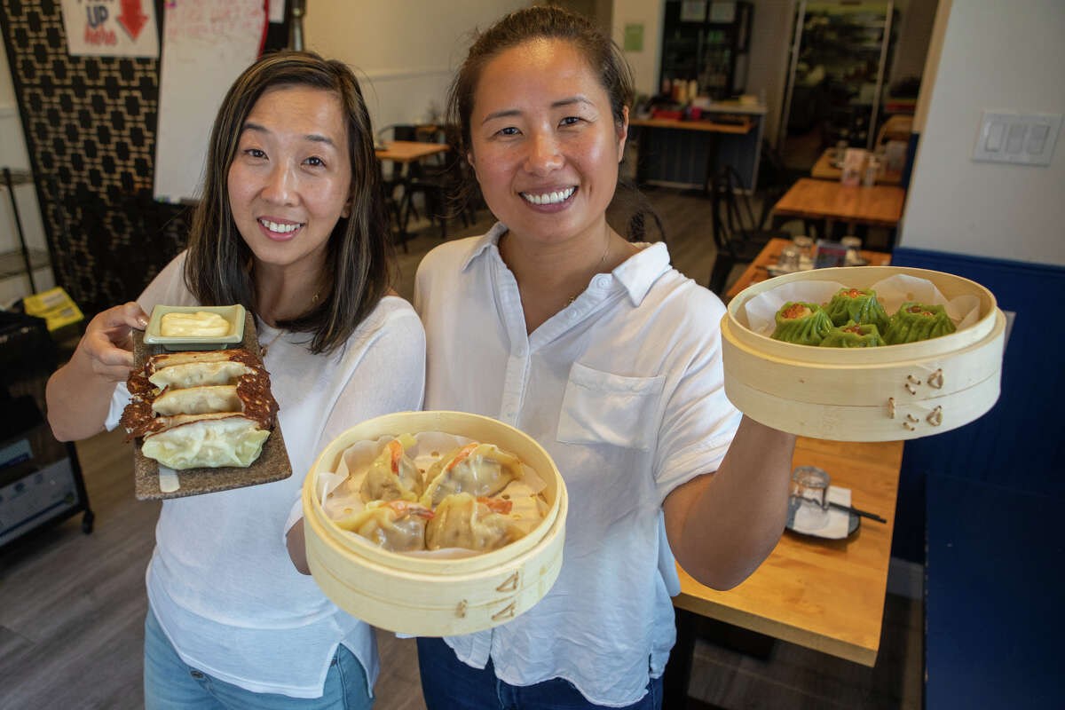 De izquierda a derecha, los copropietarios Sandy Zheng y Julia Zhu en United Dumplings en San Francisco el 29 de agosto de 2022.