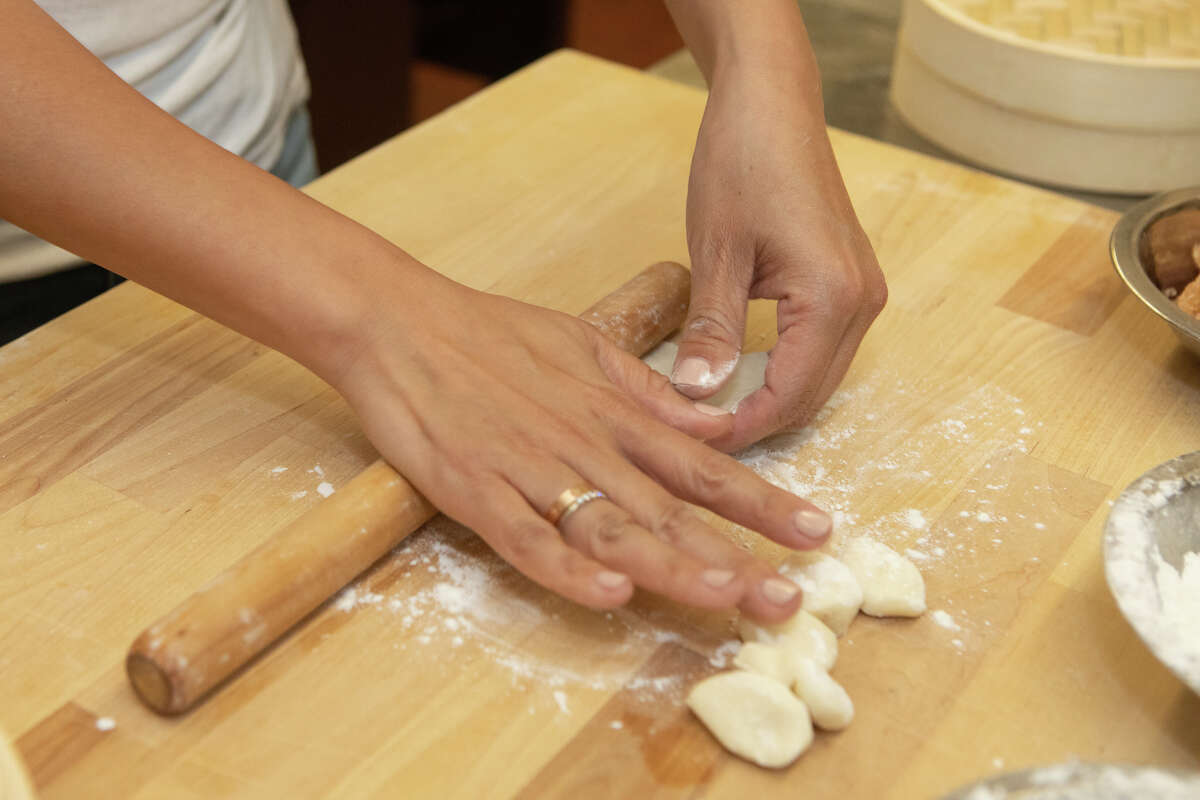 Sandy Zheng lanza algunos envoltorios de dumplings en United Dumplings en San Francisco, California, el 29 de agosto de 2022.