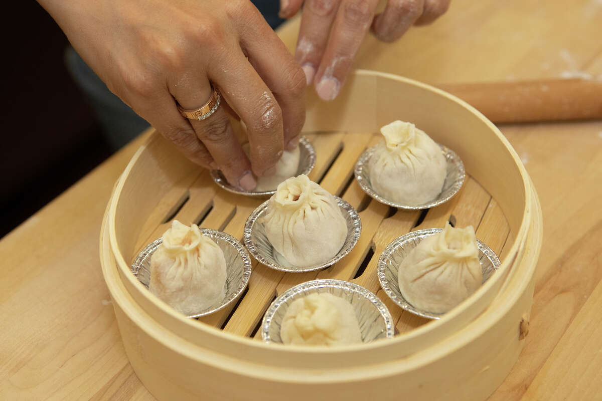 Sandy Zheng coloca uno de los dumplings Pork XLB en un vaporizador en United Dumplings en San Francisco, California, el 29 de agosto de 2022.