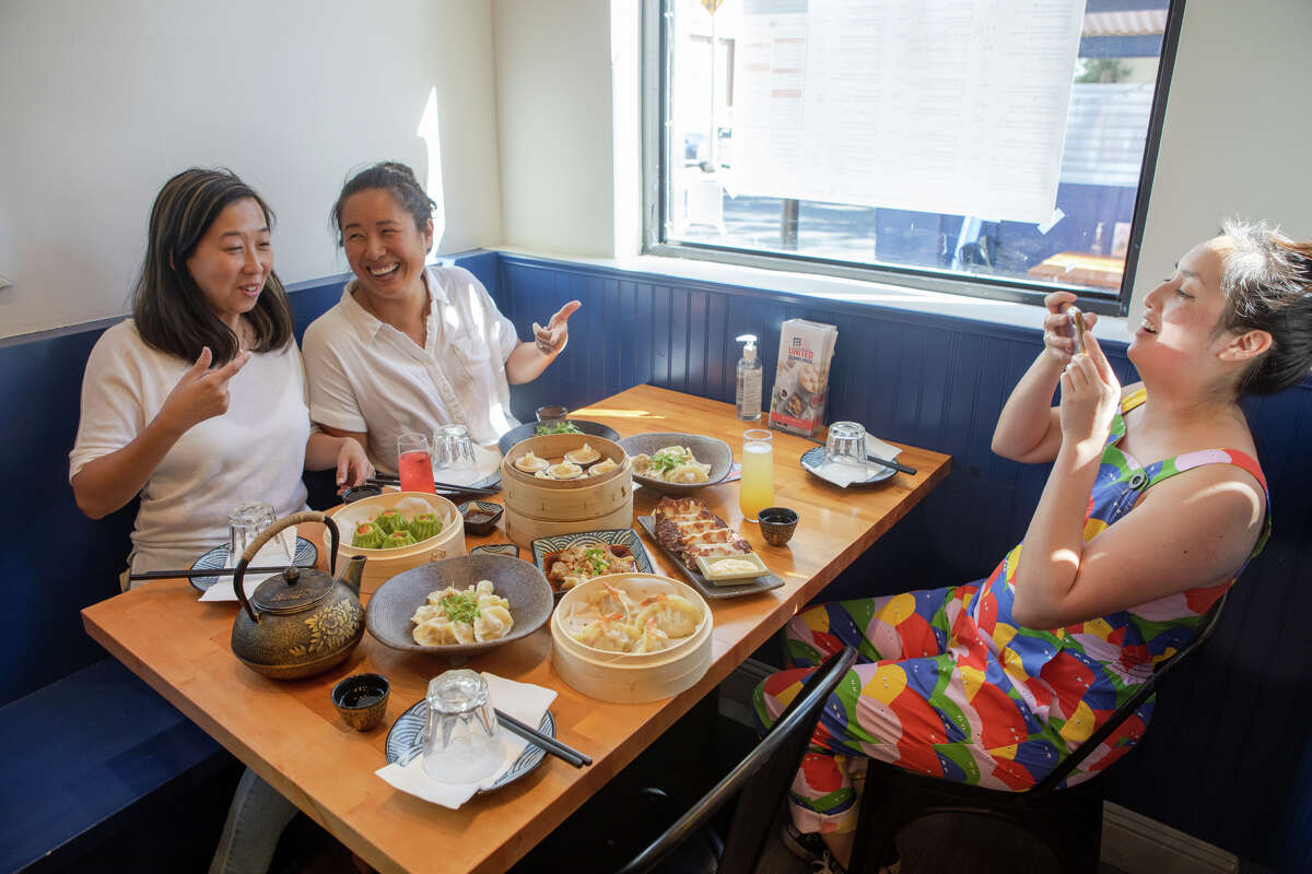 De izquierda a derecha, los copropietarios Sandy Zheng y Julia Zhu posan para una foto para Margot Seeto en United Dumplings en San Francisco el 29 de agosto de 2022.