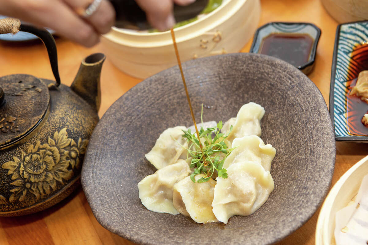 Sandy Zheng vierte un poco de salsa en las pegatinas de la olla de cerdo de la abuela en United Dumplings en San Francisco el 29 de agosto de 2022.