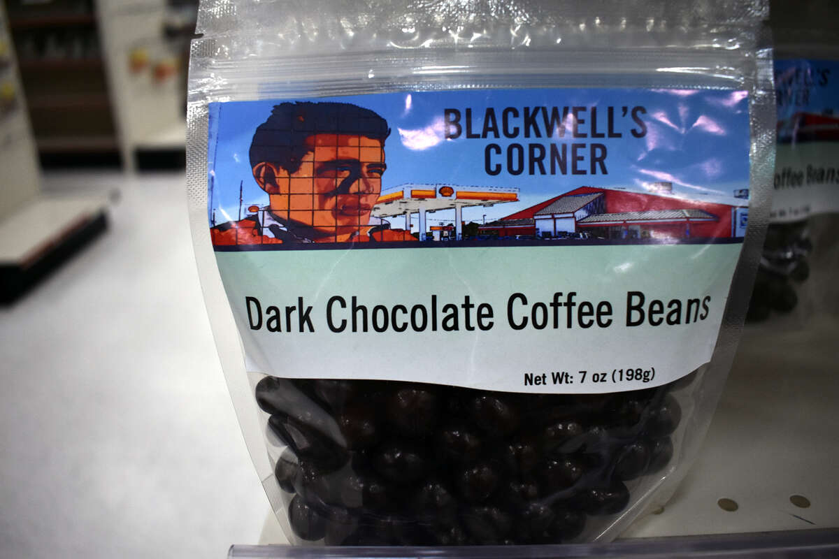 Para aquellos que necesitan una supercarga en el camino, vale la pena tomar un desvío de unos minutos de la I-5 para descubrir los granos de café cubiertos de chocolate en Blackwells Corner. 