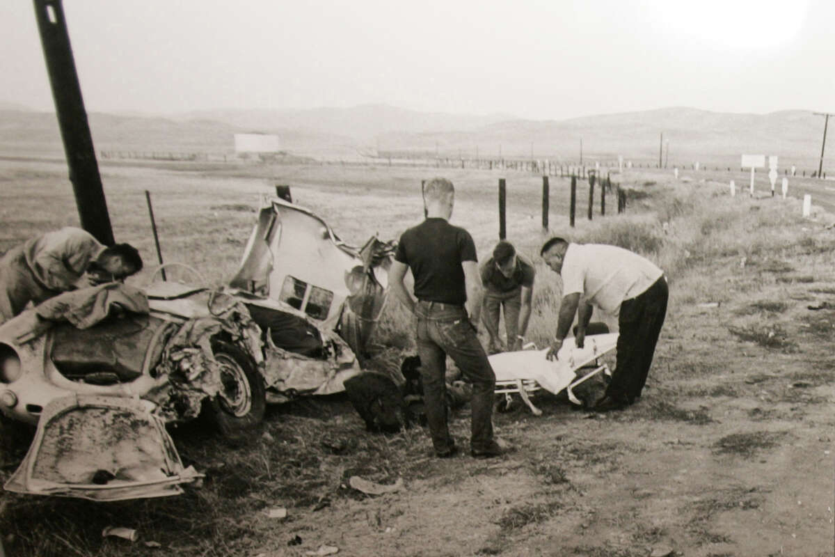 Una foto del auto destrozado de James Dean y una parte del auto, junto con la última foto conocida de James Dean con vida, se muestra en Heritage Auction Galleries, el lunes 2 de octubre de 2006, en Dallas. 