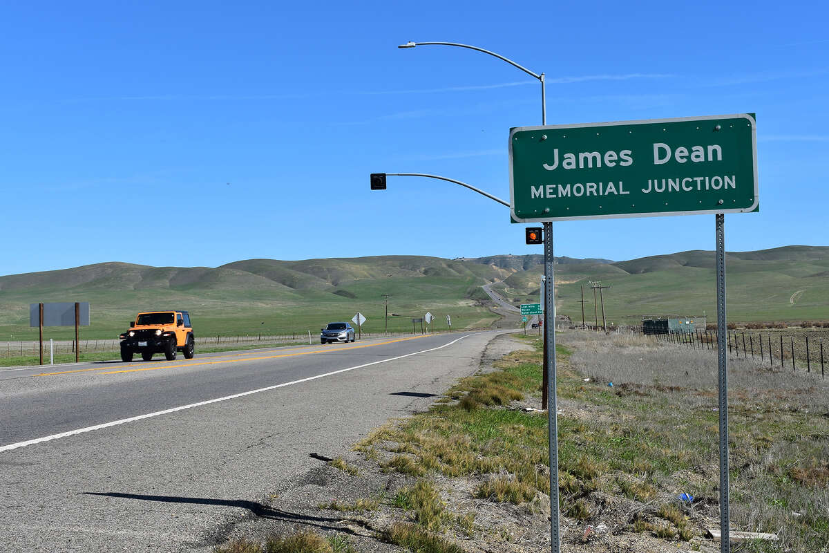 El traicionero cruce entre las autopistas 46 y 41 de California está marcado con el nombre de James Dean, que también indica el lugar donde el joven de 24 años se estrelló y murió el 30 de septiembre de 1955.