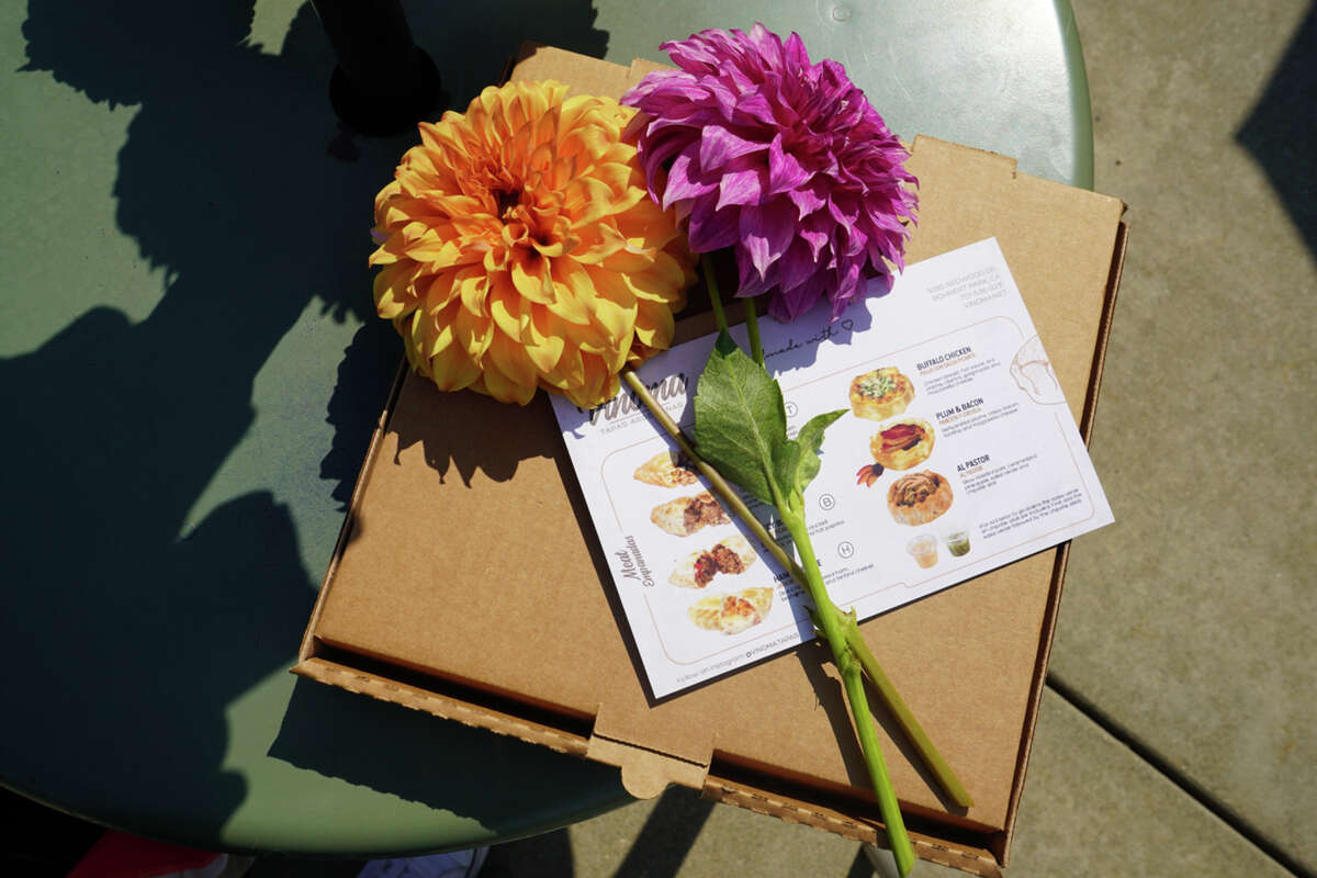 Vinoma, ubicado en 5085 Redwood Dr. en Rohnert Park, ofrece 15 rellenos de empanadas diferentes. El propietario Brian Corrigan agrega flores de su casa a cada pedido para llevar. 
