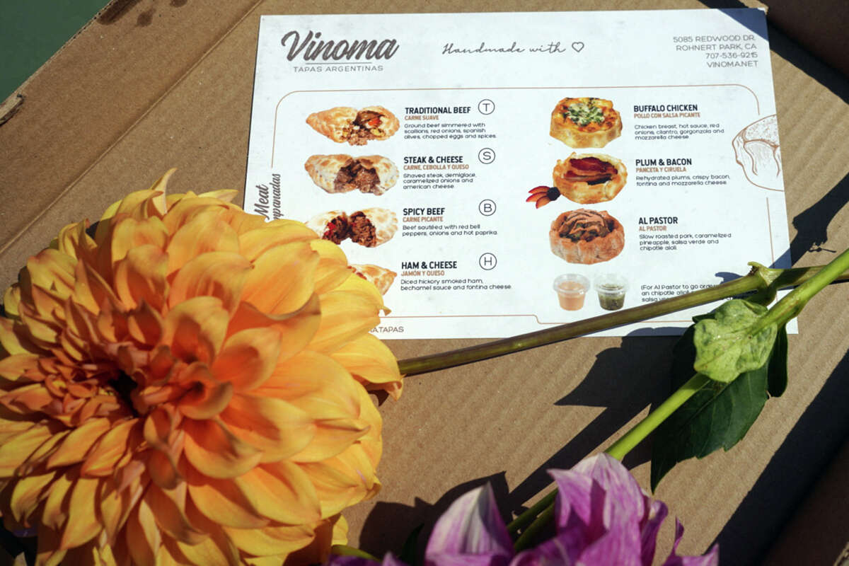 Vinoma, en 5085 Redwood Drive en Rohnert Park, ofrece 15 rellenos de empanadas diferentes para llevar. 