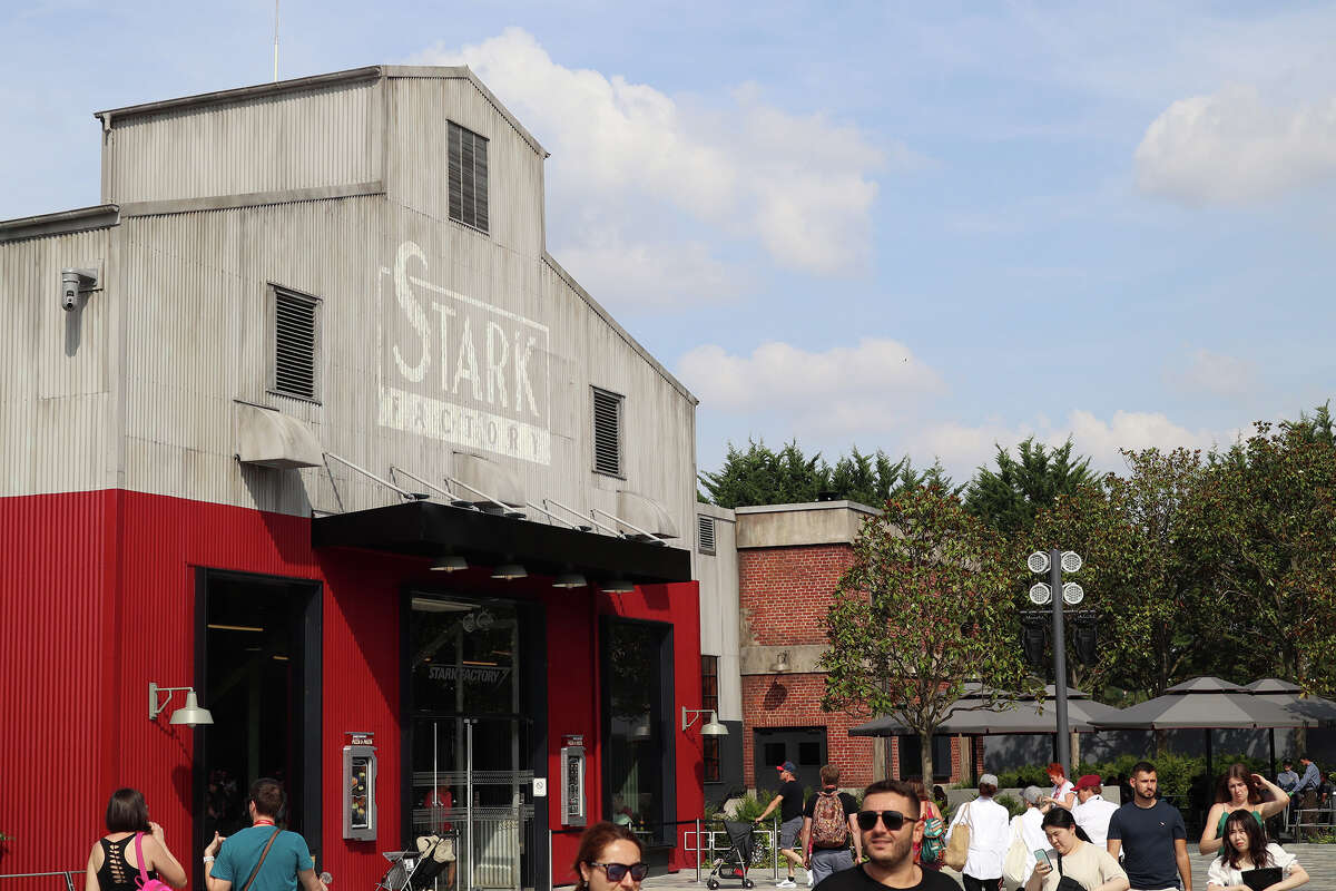 Stark Factory es uno de los tres restaurantes para sentarse en Avengers Campus en Disneyland París.