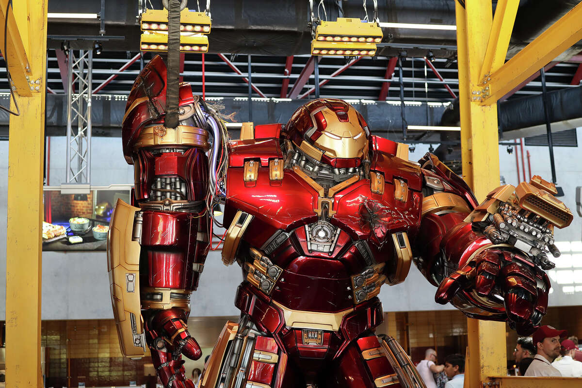 El traje Hulkbuster Iron Man dentro de Stark Factory