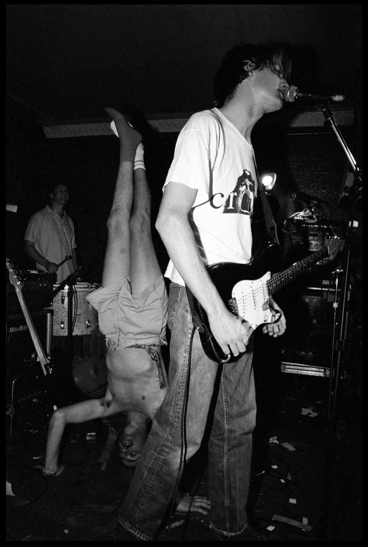 Stephen Malkmus y Gary Young, haciendo una parada de cabeza, actuando en el escenario a principios de la década de 1990. 