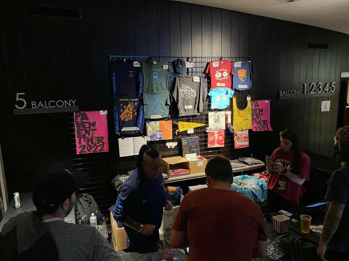 La mesa de merchandising para la gira de reunión de Pavement de 2022. 