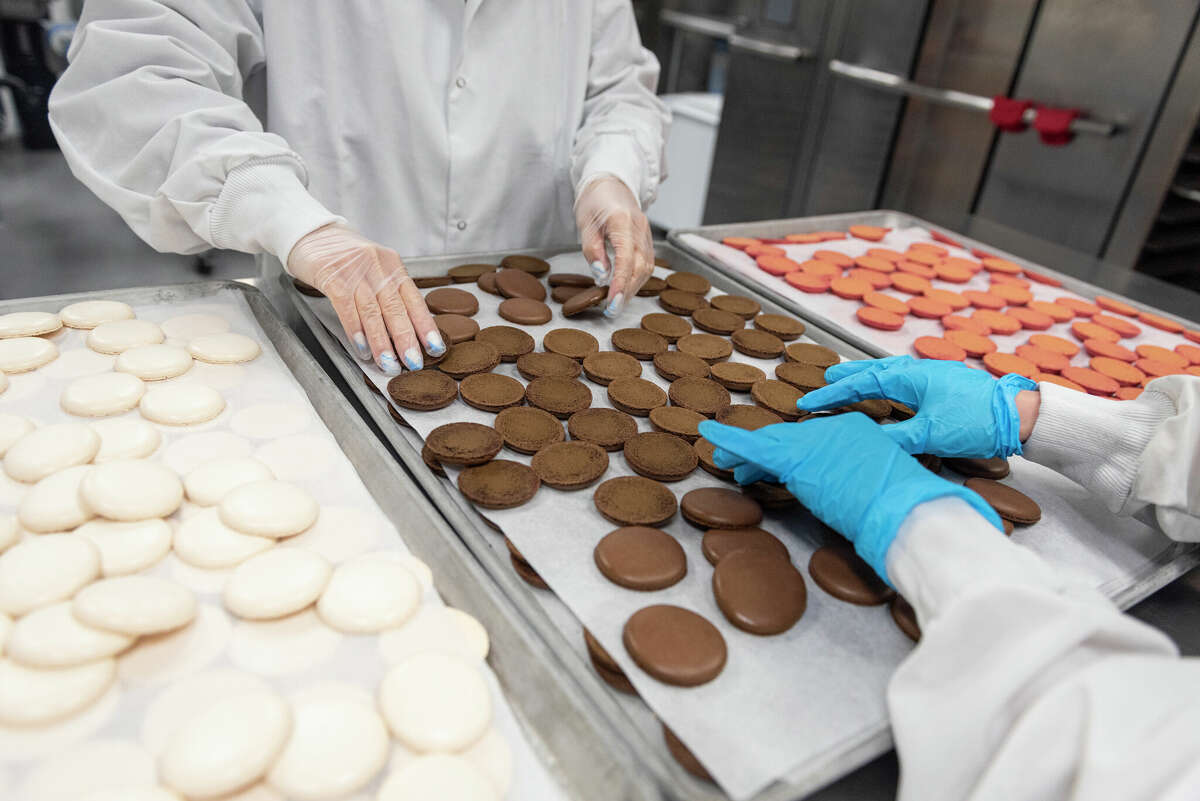 Las coloridas y deliciosas galletas macaron se hornean semanalmente en la fábrica de San José de Mavens Creamery.