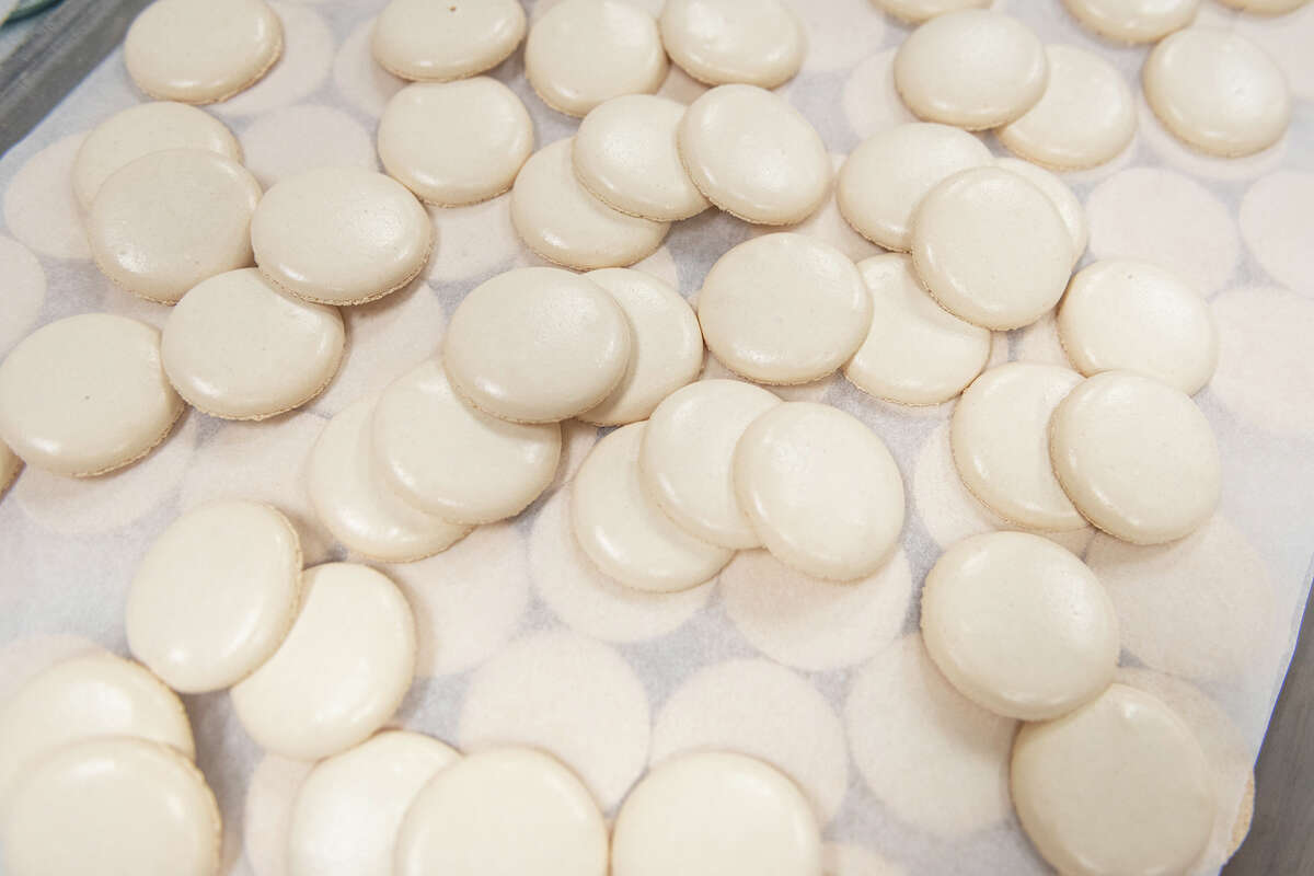 Las coloridas y deliciosas galletas macarons se hornean semanalmente en la fábrica de San José de Mavens Creamery.
