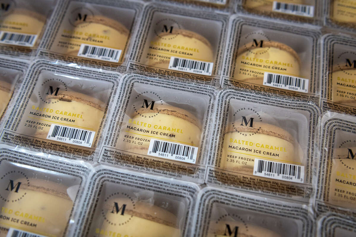 Los sándwiches de helado de macaron recién empacados están listos para ser enviados. Están disponibles en los supermercados Safeway en el Área de la Bahía de San Francisco.