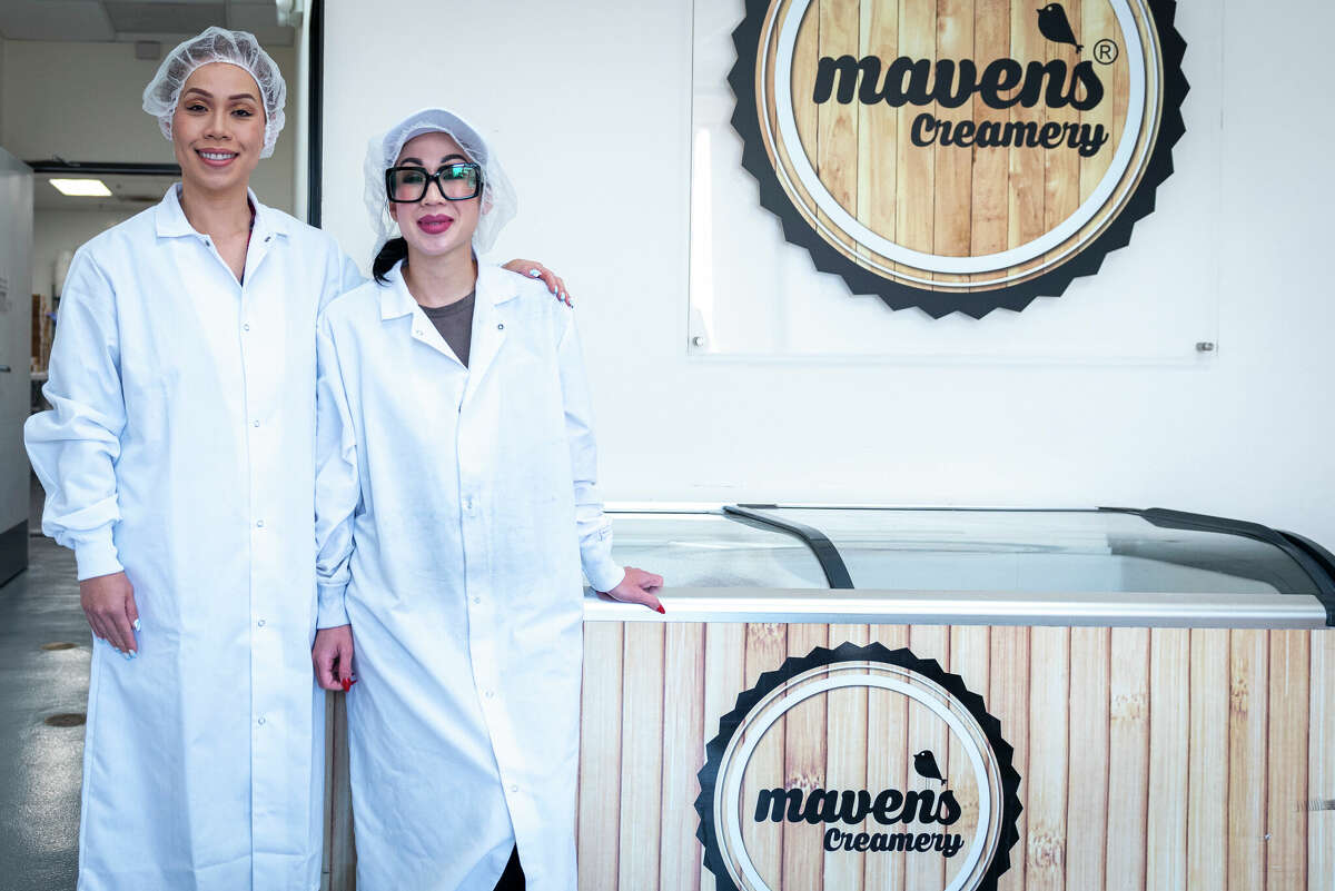 El dúo de hermanas, fundadoras de Mavens Creamery, desde la izquierda: Christine y Gwen Nguyen. Su historia empresarial comenzó en 2014 cuando comenzaron a hacer sándwiches de helado de macaron en la casa de sus padres en San José, California.