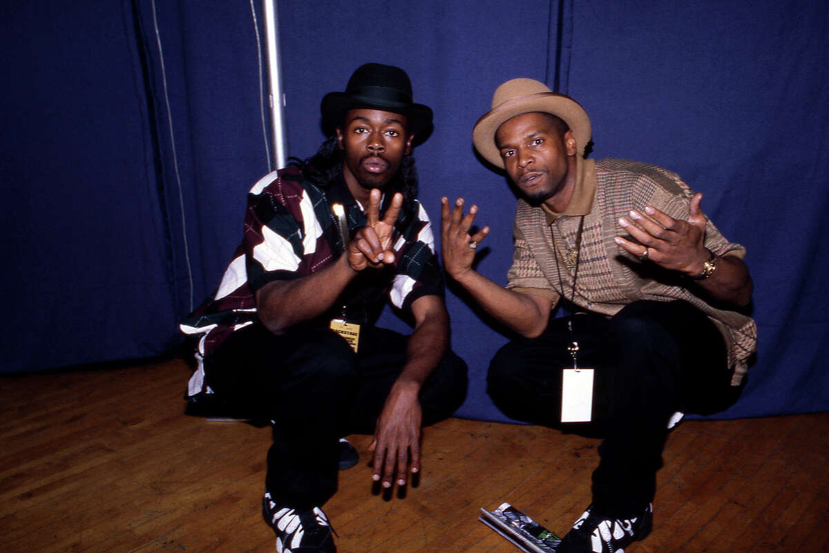 Rappin' 4-Tay y Fly posan para fotos fuera de la sala de prensa durante la novena edición de los Soul Train Music Awards en el Shrine Auditorium de Los Ángeles el 13 de marzo de 1995. 