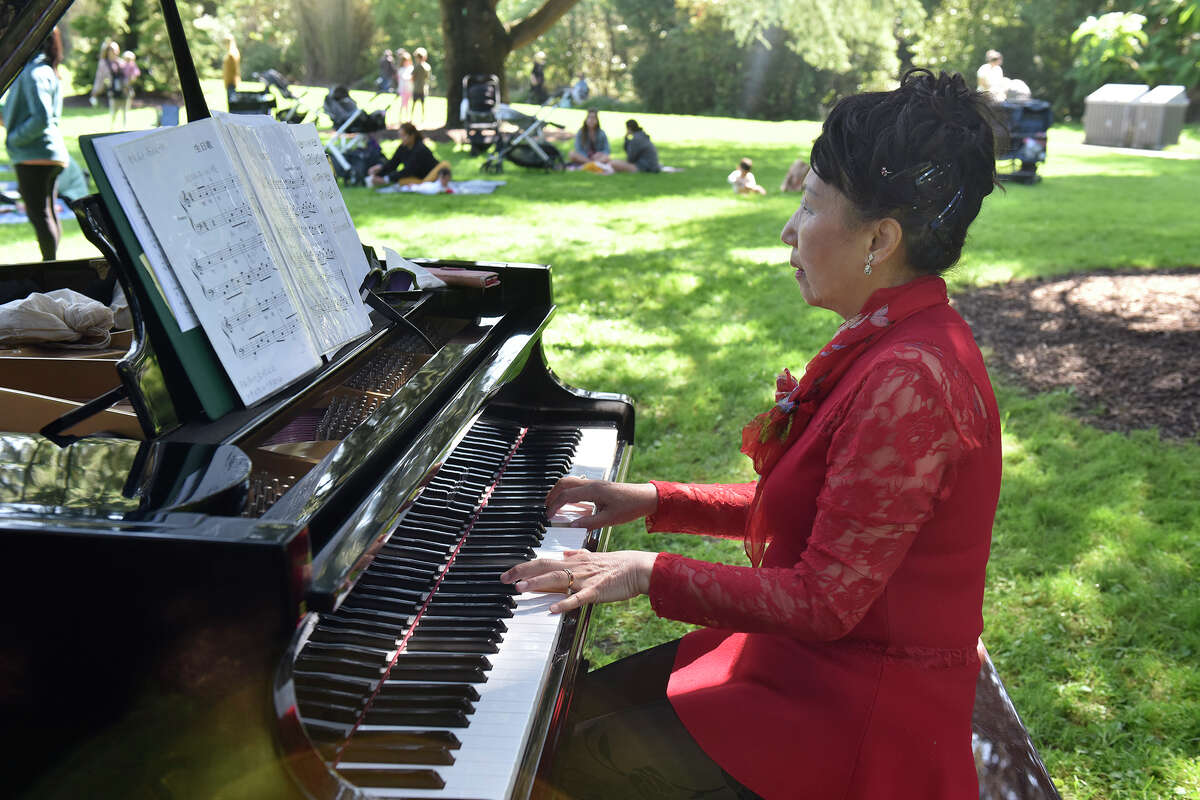 La sanfranciscana Grace Zheng toca un "Piano de flores" en el gran prado de los Jardines Botánicos en el Parque Golden Gate, el viernes 16 de septiembre de 2022. 