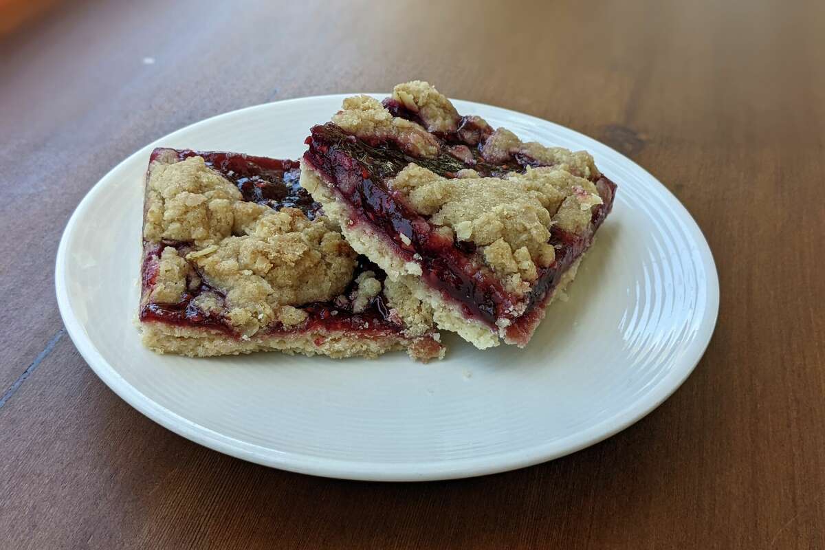 Mariposa Baking Company está ubicada en el Ferry Building, donde puedes tomar un paquete de barras de frambuesa veganas, entre otros dulces.