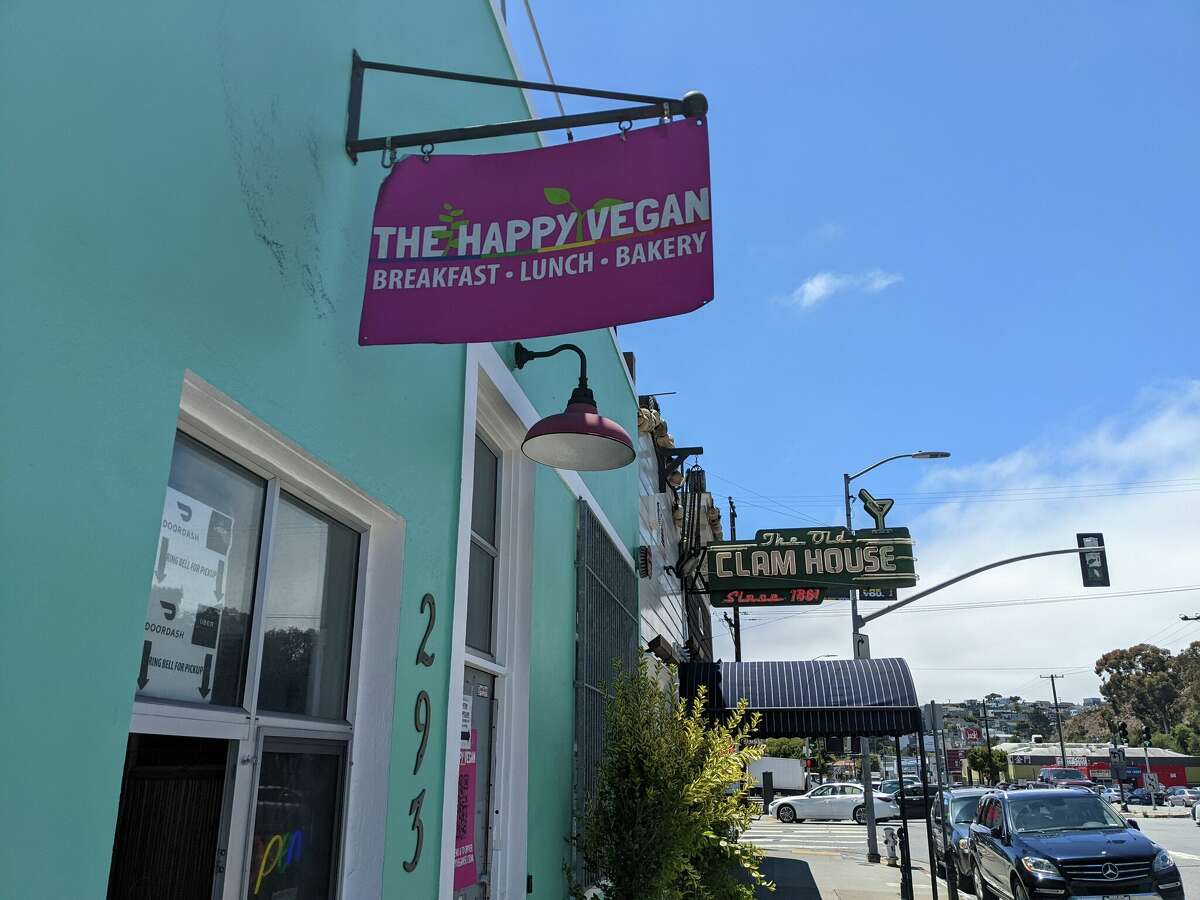 The Happy Vegan está ubicado en Bayshore Boulevard y su propietario, Tobias Patella, dijo que espera acomodar a los clientes que cenan pronto en su tienda. 