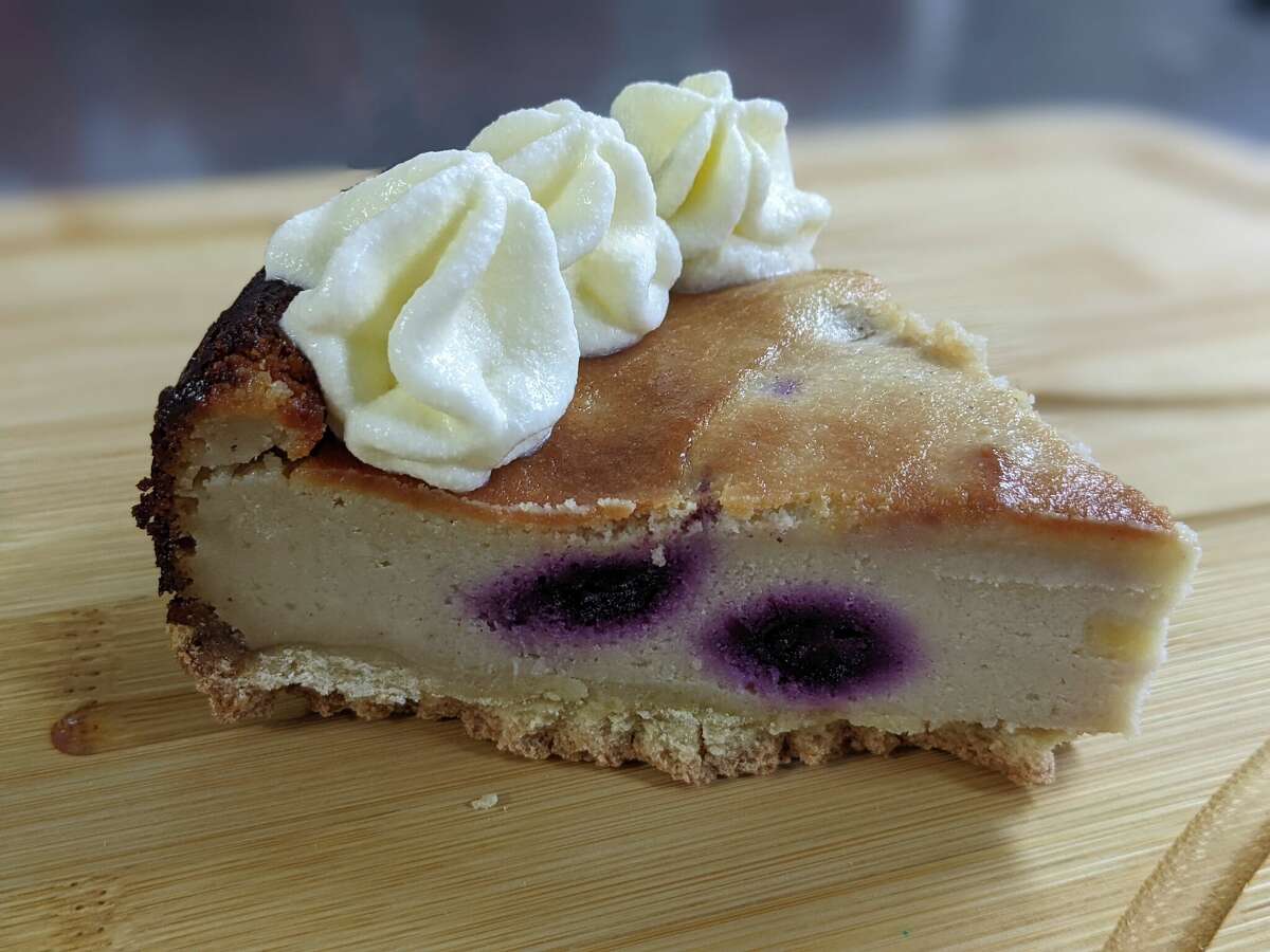 El cheesecake de arándanos con crema batida a base de plantas de Happy Vegan está inspirado en una receta de la madre del propietario, Tobias Patella.