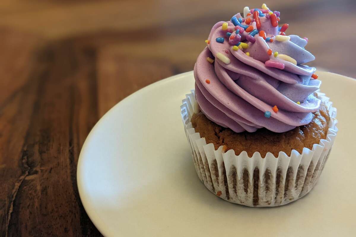 La magdalena arcoíris de coco en Wholesome Bakery.