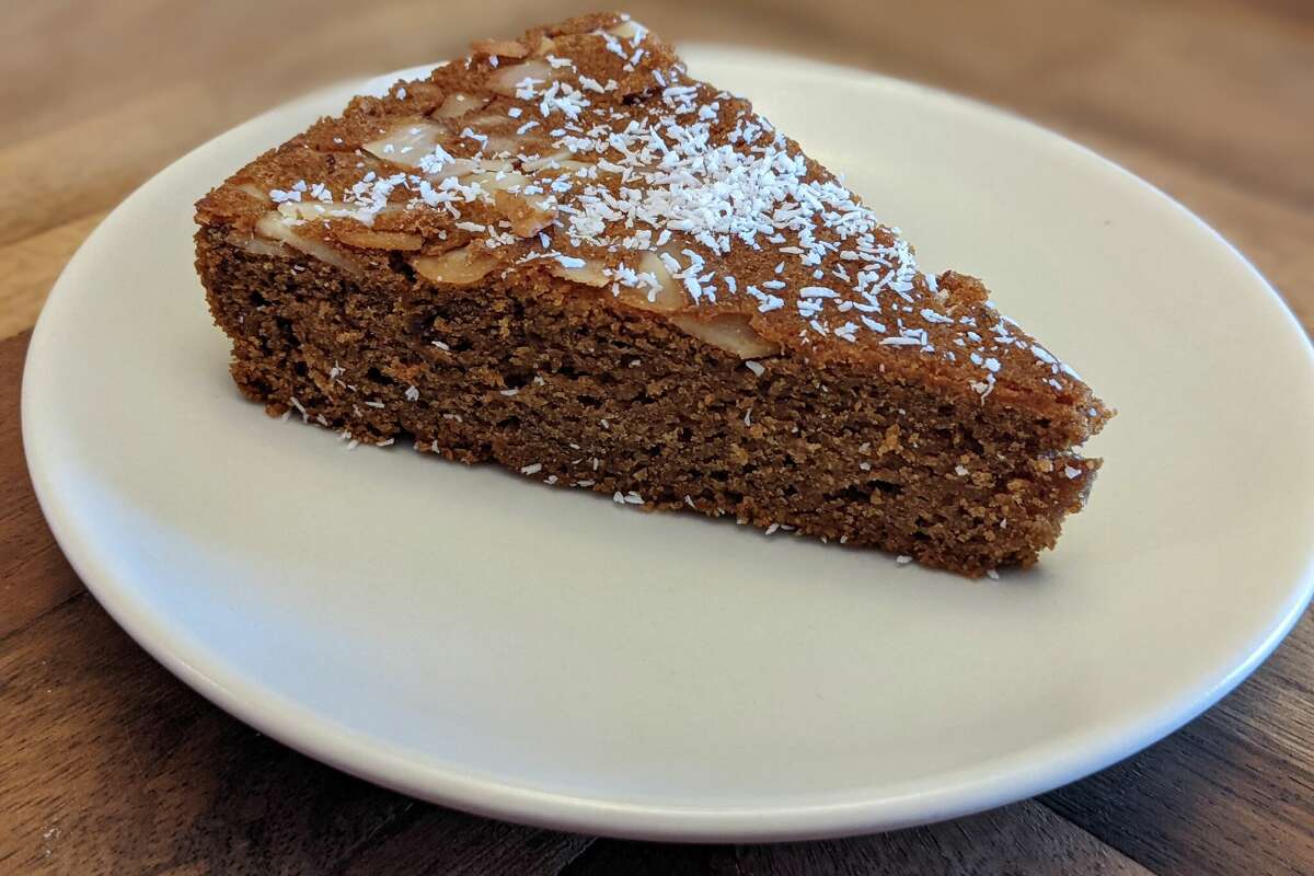 El pastel de té de almendras en Wholesome Bakery.