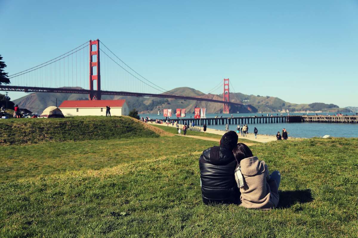 Una pareja disfrutando de la vista del puente Golden Gate.