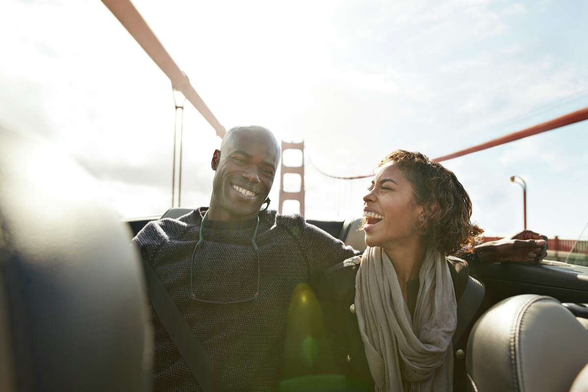 Una pareja disfrutando de un paseo en coche por San Francisco.