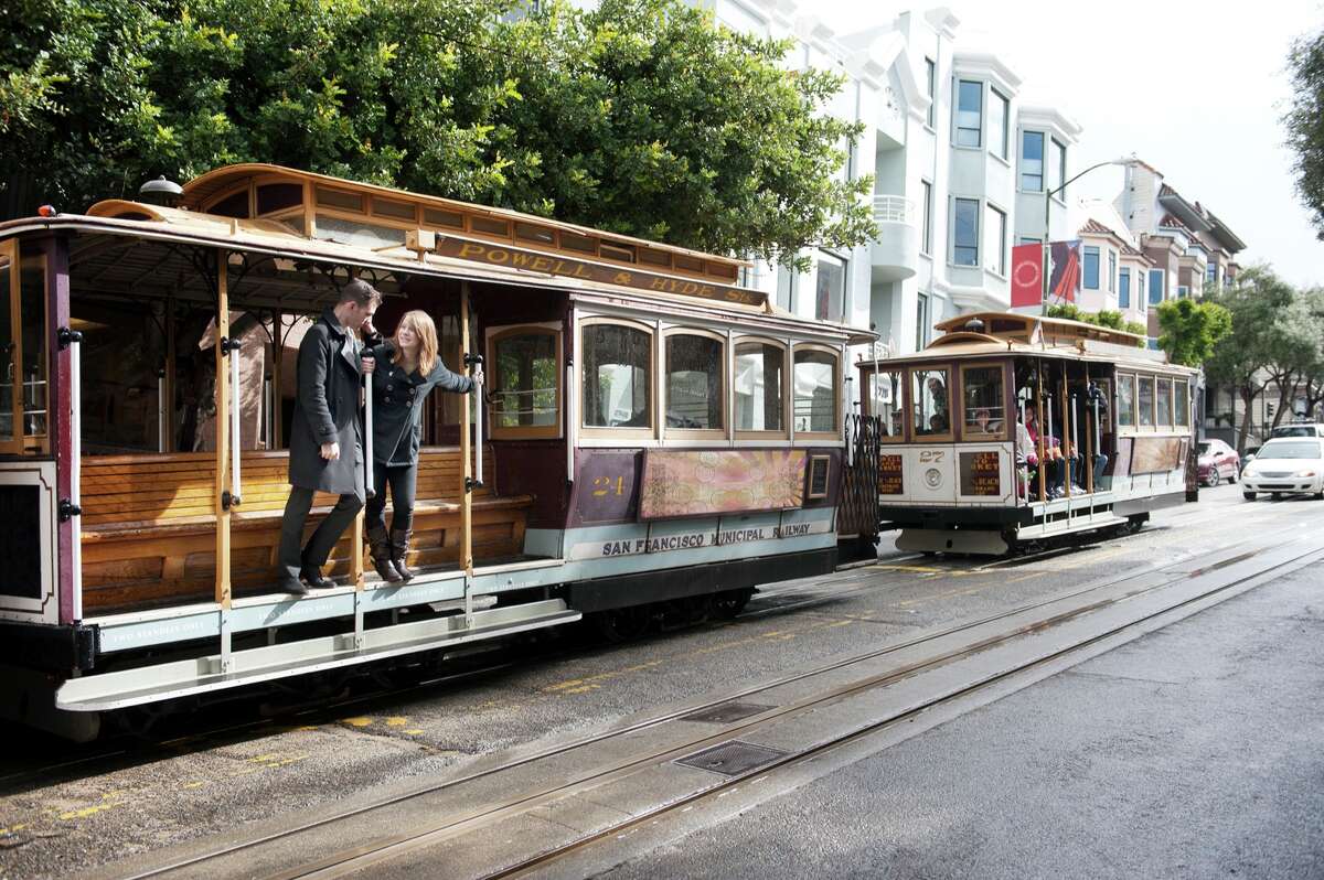 Una pareja en un tranvía en San Francisco.