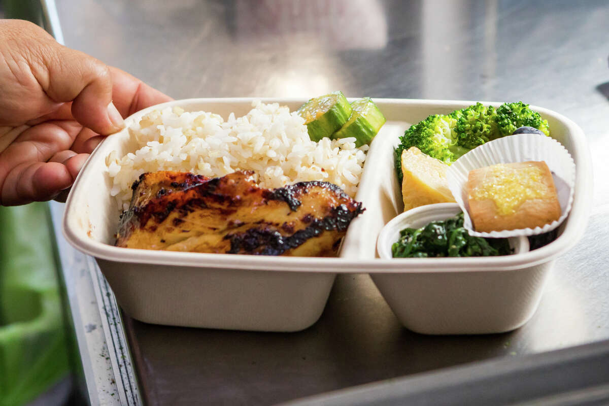 El personal prepara una caja bento en Brisbane Lunch Truck en Brisbane, California, el 17 de septiembre de 2022.