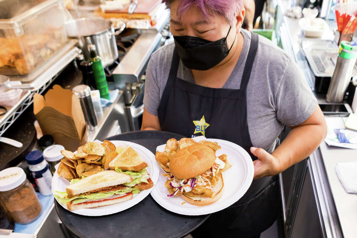 Kristi Yawata preparando comida en Brisbane Lunch Truck en Brisbane, California, el 17 de septiembre de 2022.