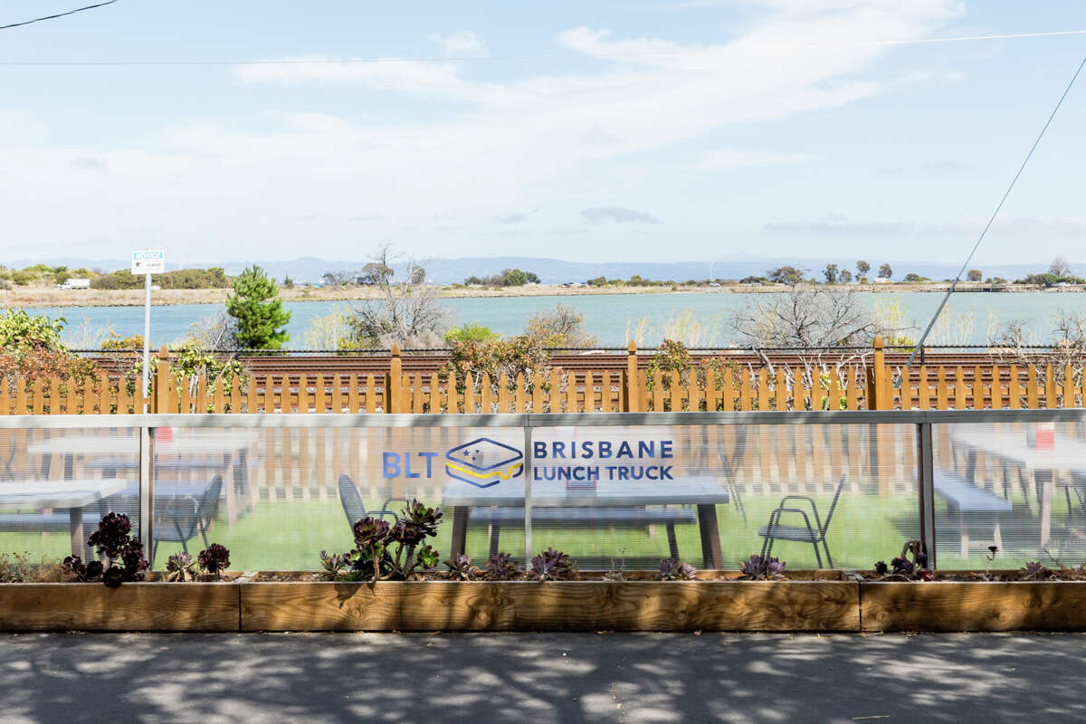 Asientos al aire libre en Brisbane Lunch Truck en Brisbane, California, el 17 de septiembre de 2022.