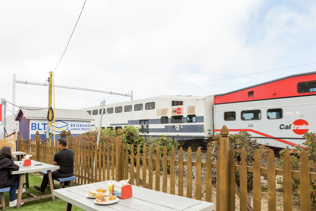 Caltrain pasando en Brisbane Lunch Truck en Brisbane, California, el 17 de septiembre de 2022.