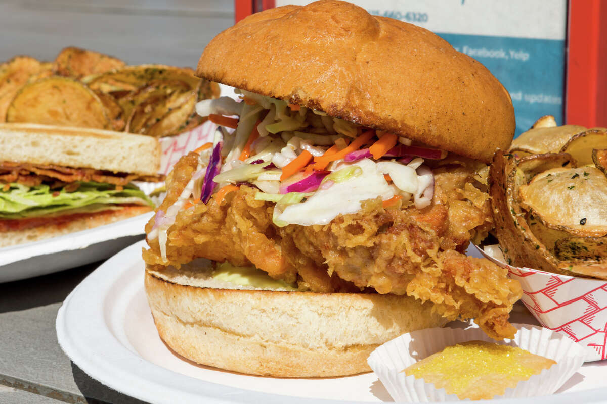 Sándwich de pollo Yokohama en Brisbane Lunch Truck en Brisbane, California, el 17 de septiembre de 2022.