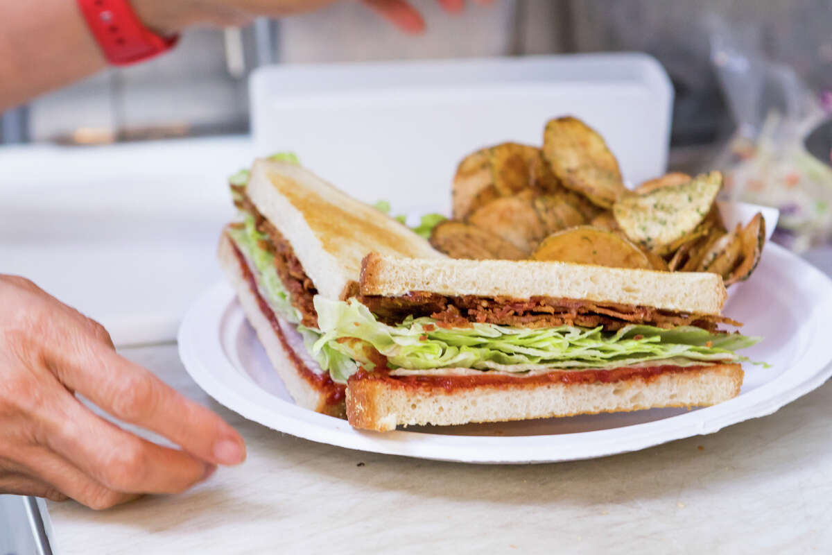 El personal prepara un BLT en Brisbane Lunch Truck en Brisbane, California, el 17 de septiembre de 2022.