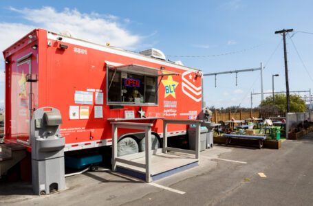 El restaurante mejor calificado del Área de la Bahía se encuentra en un lote de estacionamiento y paseo