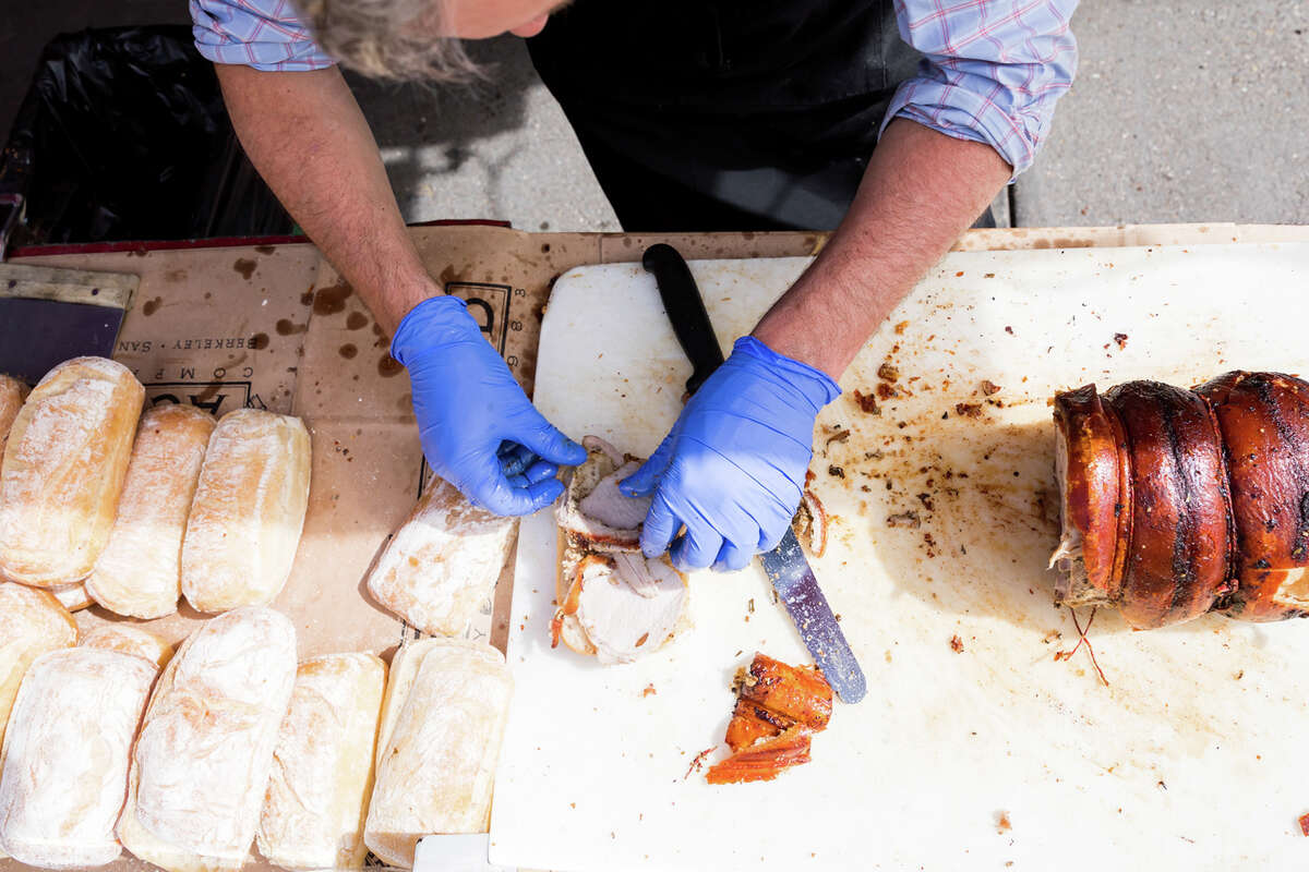 Thomas Odermatt preparando un sándwich de porchetta en el camión de comida Roli Roti en el Ferry Building en San Francisco, California, el 20 de septiembre de 2022.