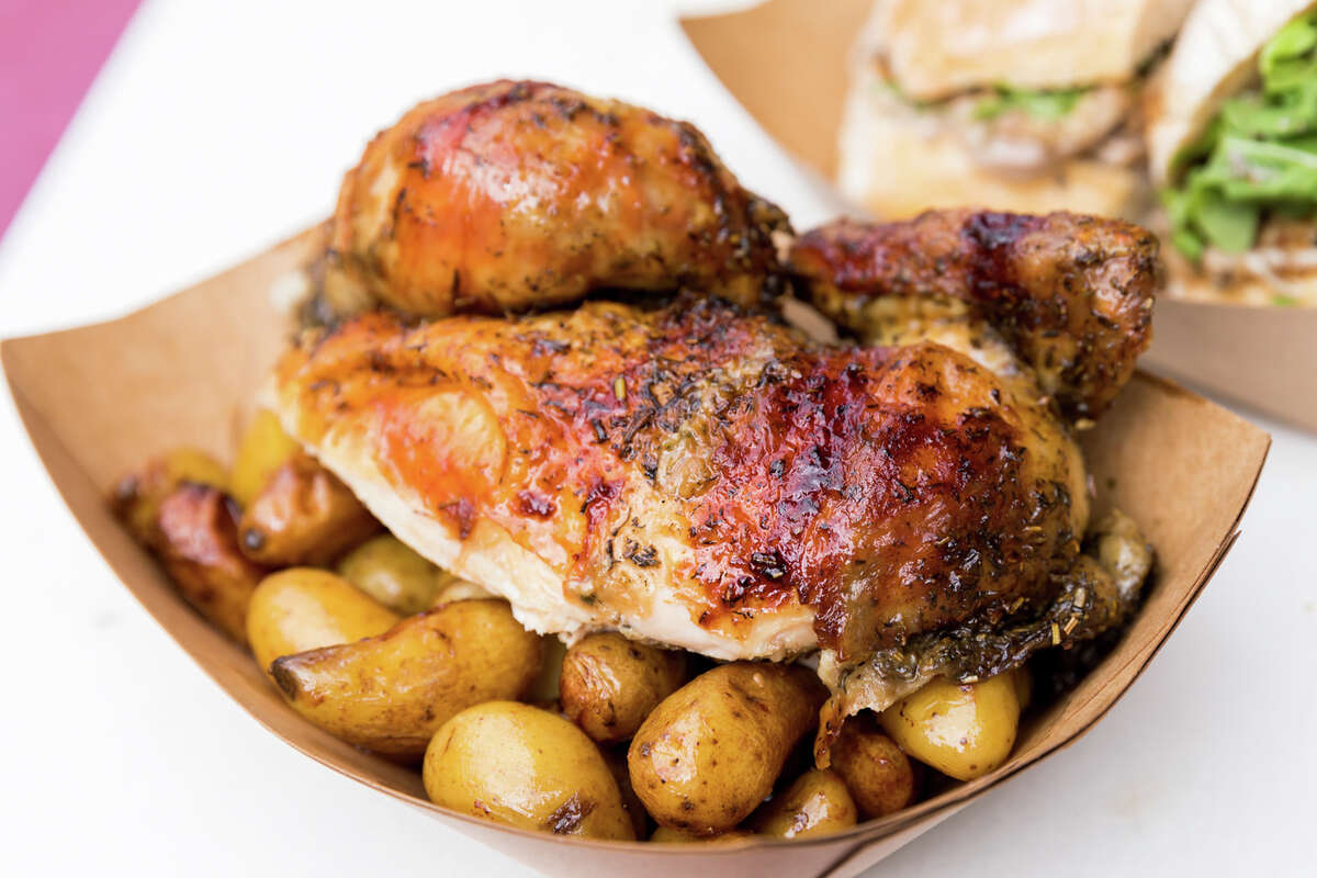 Pollo rostizado en el camión de comida Roli Roti en el Ferry Building en San Francisco el 20 de septiembre de 2022.