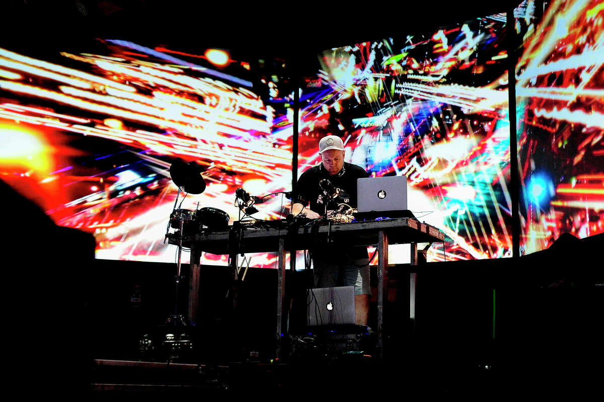 Josh Davis, más conocido como DJ Shadow, presentando su nuevo álbum "The Mountain Will Fall", durante el segundo día del Sónar Music Festival el 16 de junio de 2017 en Barcelona, ​​España.