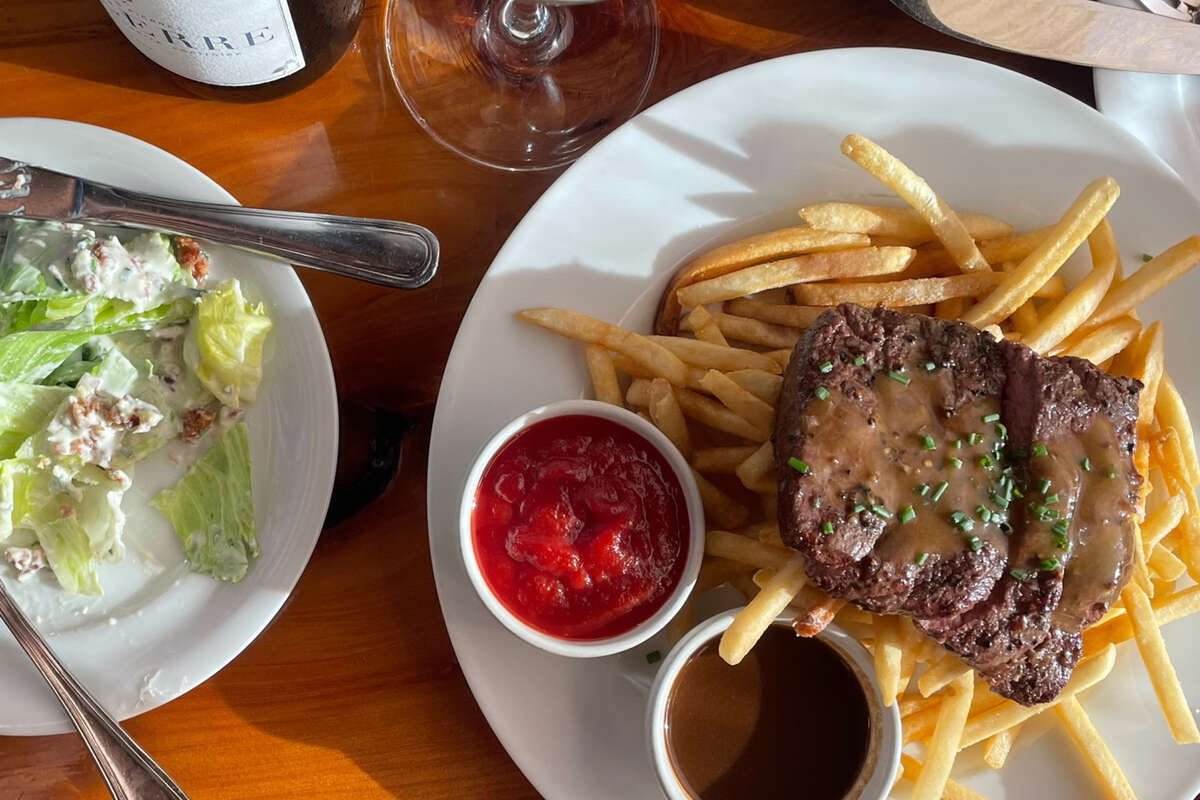 Sear Steakhouse en Solvang ofrece nuevas versiones de cortes de carne clásicos y un menú sorprendentemente completo de platos de pescado y verduras. 