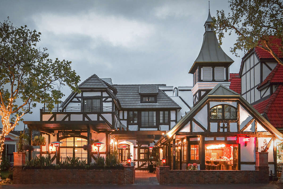 El restaurante y bar Coast Range en Solvang es uno de los pocos lugares de la ciudad que cuenta con vida nocturna. 