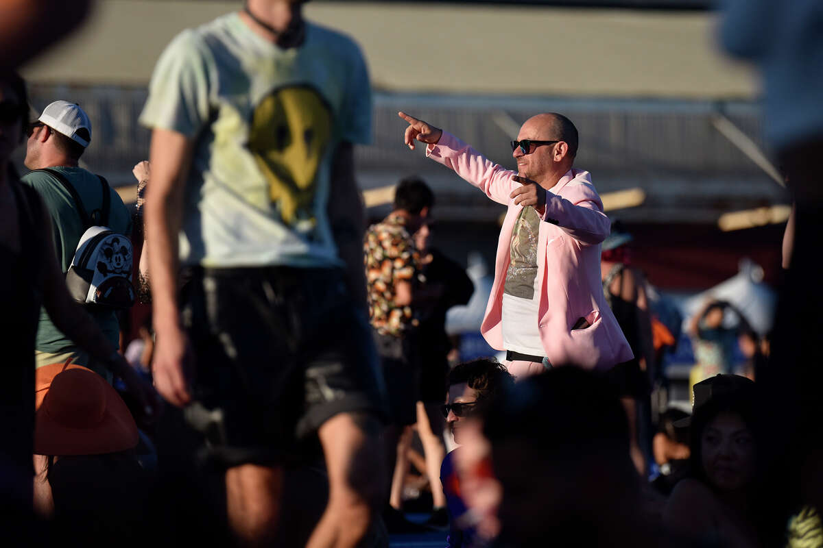 Ben Hopfer de Oakland baila durante el set de Jungle en el Pier Stage del Portola Music Festival el sábado.