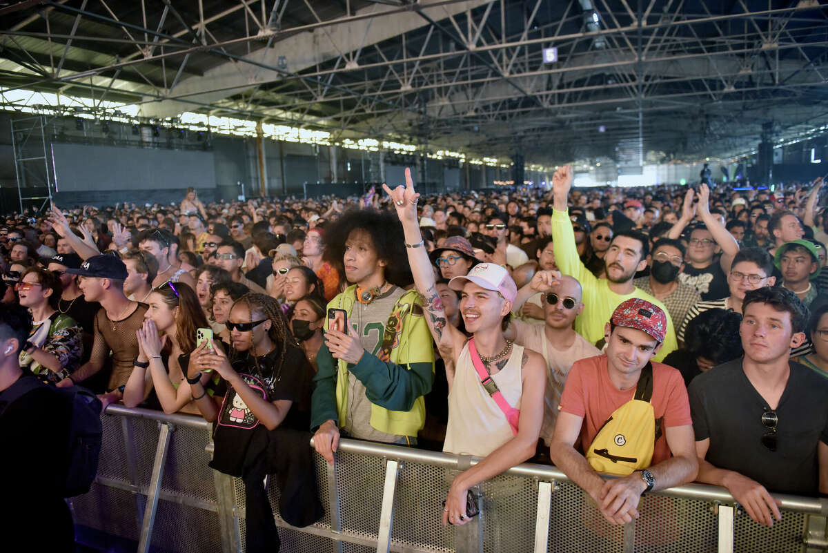 Los fanáticos reaccionan cuando PinkPantheress subió al escenario en el Festival de Música de Portola el sábado.