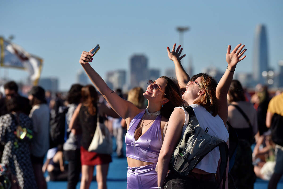 Un grupo de asistentes al concierto se toma una selfie durante el Festival de Música de Portola el sábado.