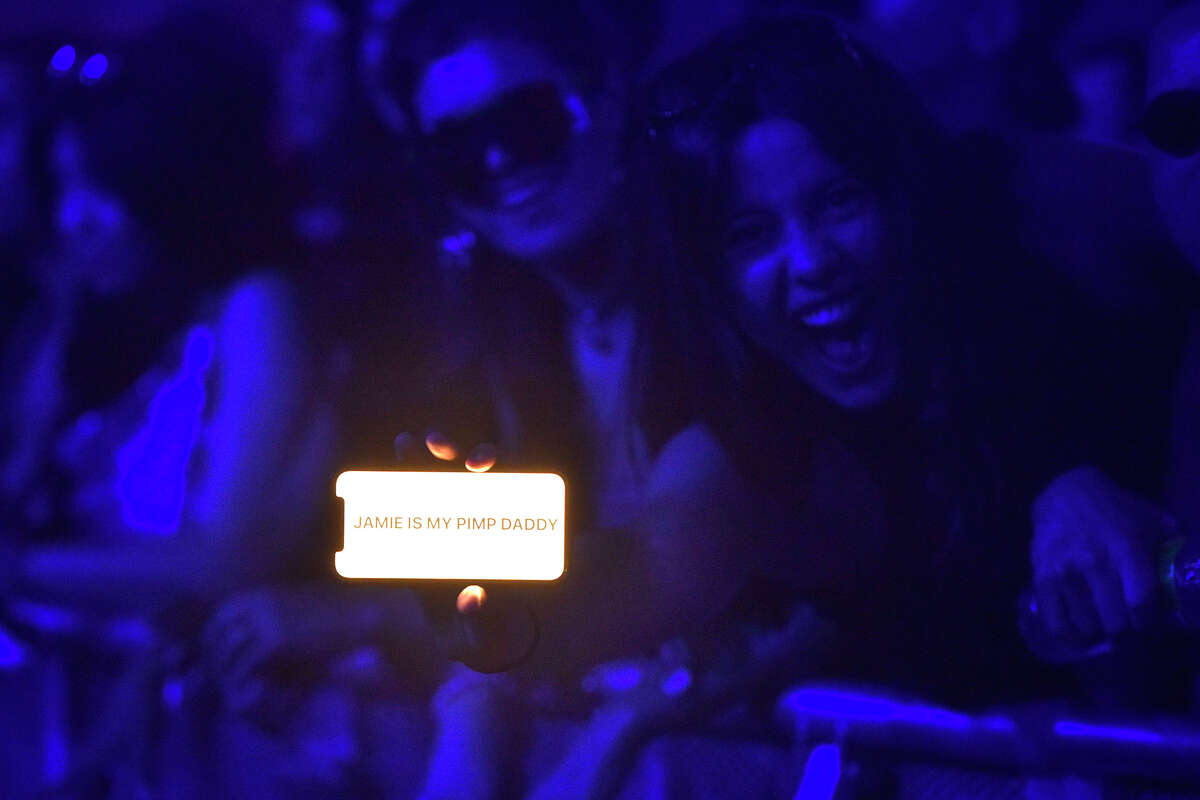 Los fanáticos reaccionan cuando Jaime xx subió al escenario en el Festival de Música de Portola el sábado.