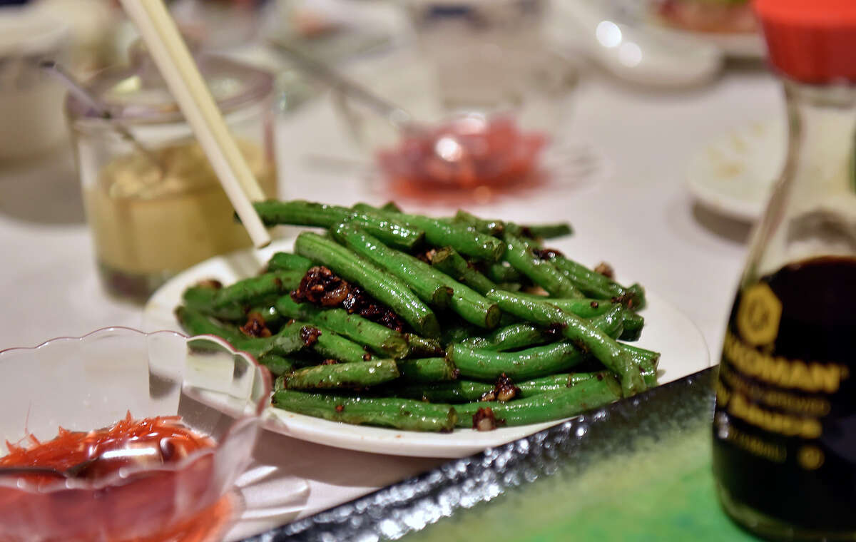 Un plato de judías verdes salteadas con camarones secos en Yank Sing en San Francisco.