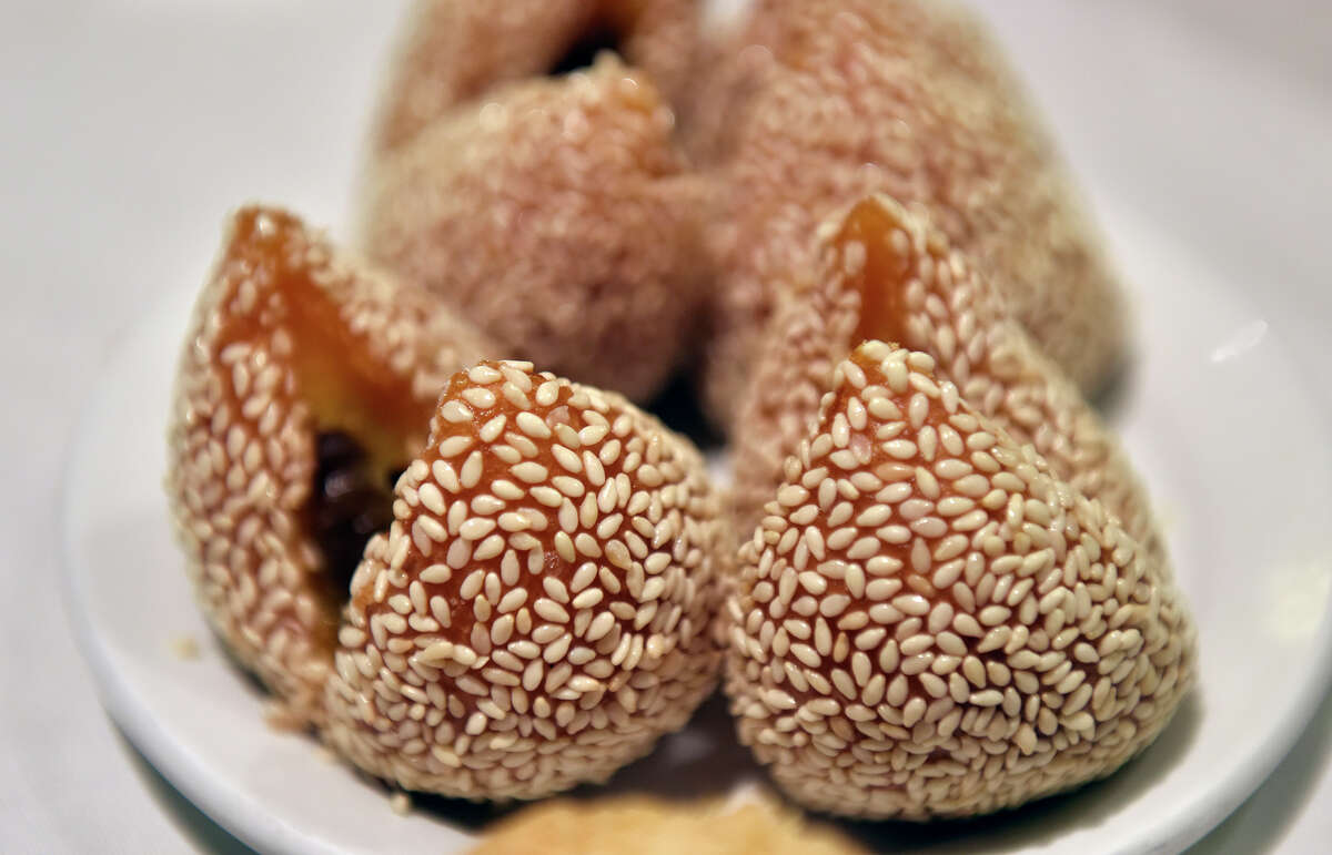 Bolas de sésamo rellenas con pasta de frijol rojo en Yank Sing en San Francisco.